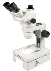 Estereomicroscópio Trinocular com Zoom